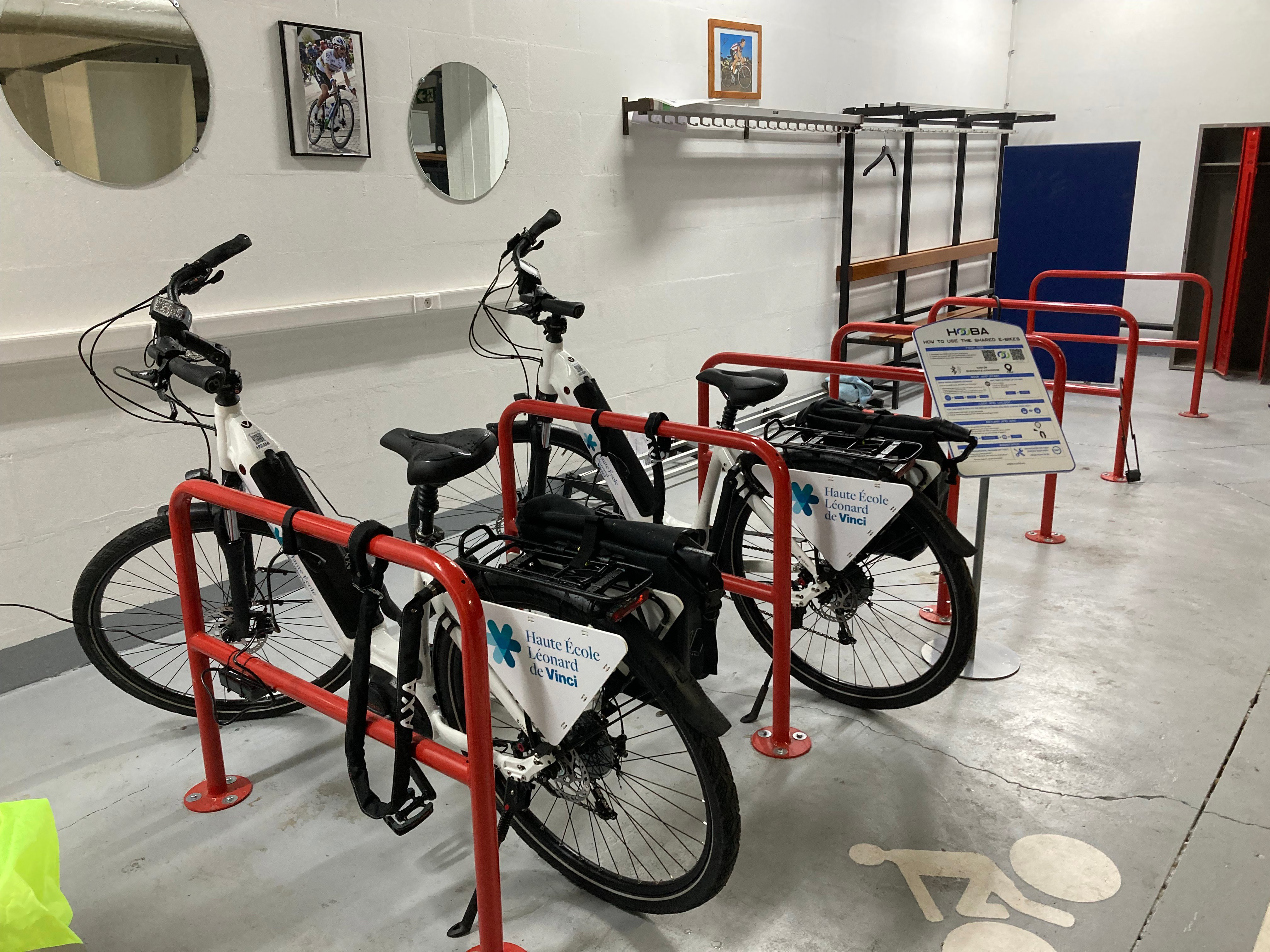 Parkeergebied voor elektrische fietsen van het Haute Ecole Léonard de Vinci door HOOBA