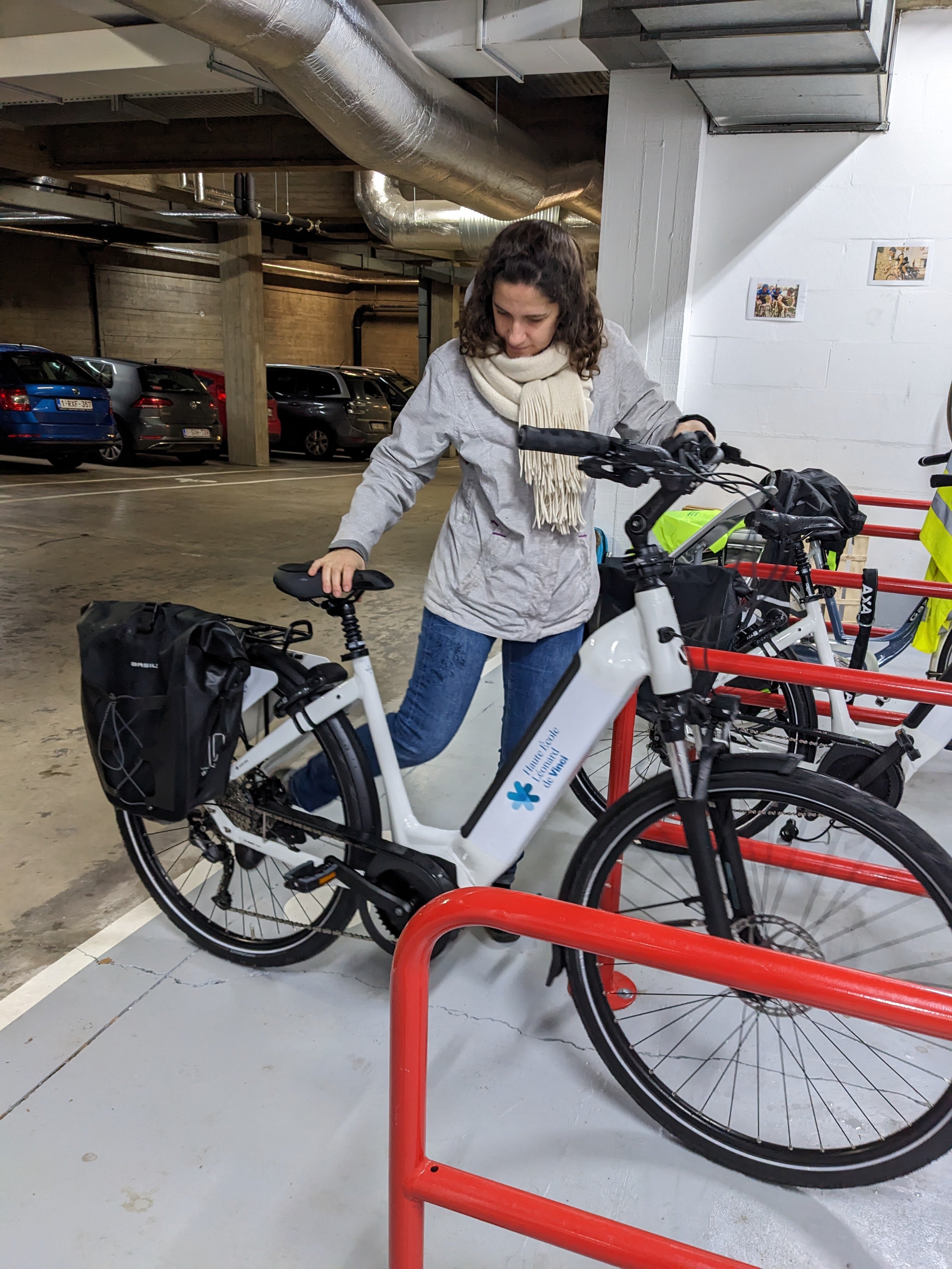 Proefrit met een gepersonaliseerde elektrische fiets voor de Haute École Léonard de Vinci door HOOBA
