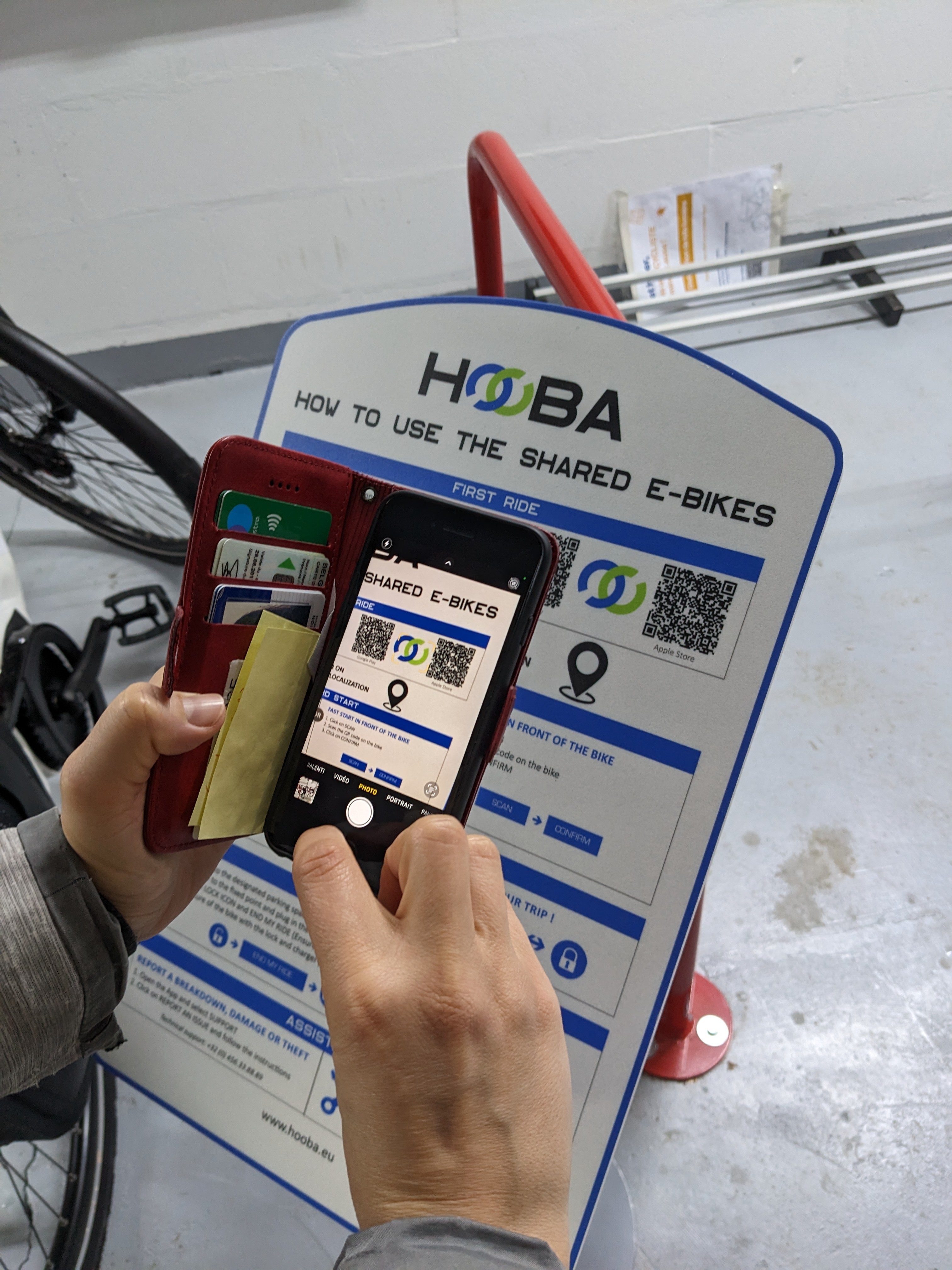 Uitleg over de mobiele app voor het gebruik van een gepersonaliseerde elektrische fiets bij de Haute École Léonard de Vinci door HOOBA