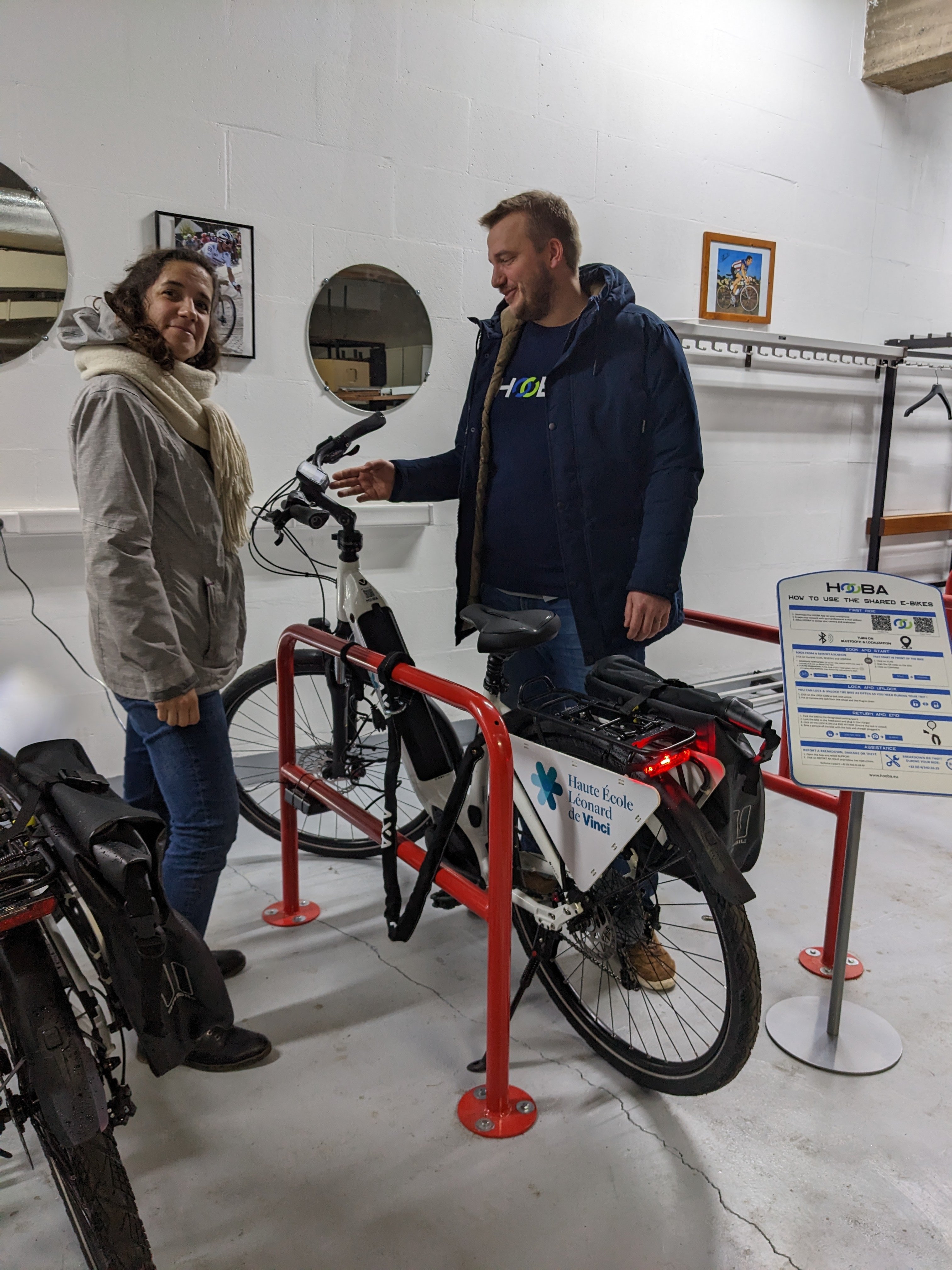 Proefrit met een gepersonaliseerde elektrische fiets voor de Haute École Léonard de Vinci door HOOBA