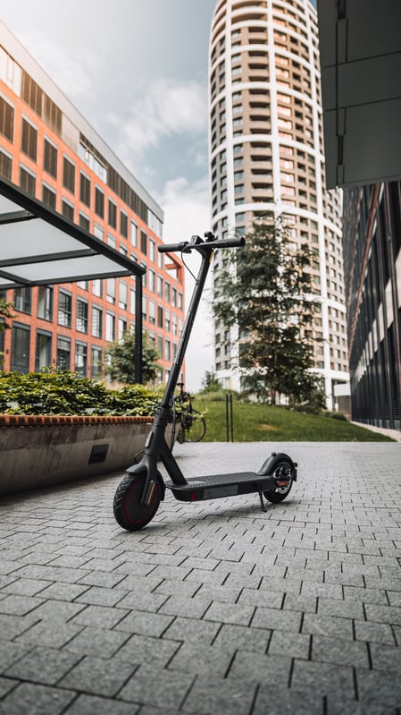 Exemple d'espace coworking qui choisit une flotte de trottinettes électriques